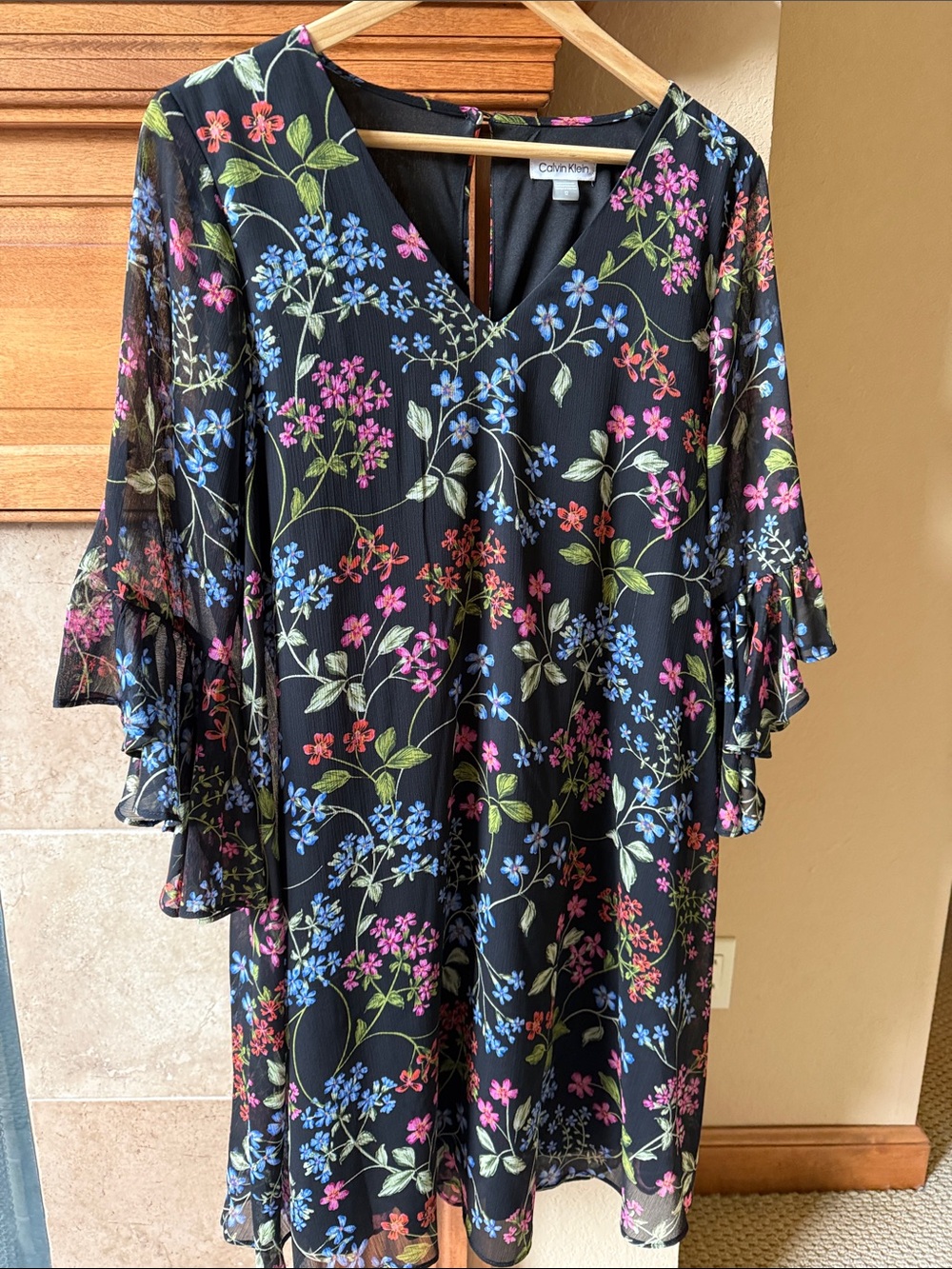 Calvin Klein Black Floral V-Neck Ruffle Sleeve Shift Dress
